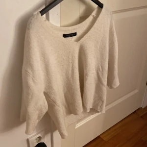 Vit tröja från Amisu - Mysig vit tröja från Amisu med trekvartsärm. Perfekt för en avslappnad stil. Tröjan har en lös passform och är tillverkad i ett mjukt material.