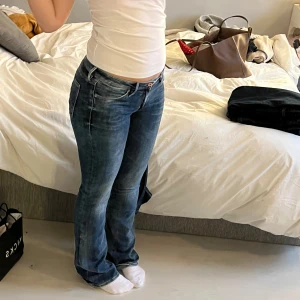 lågmidjade jeans - jättelågmidjade bootcutjeans! midjemått: ca 36-39 (stretchiga )  innerbenslängd: ca 82