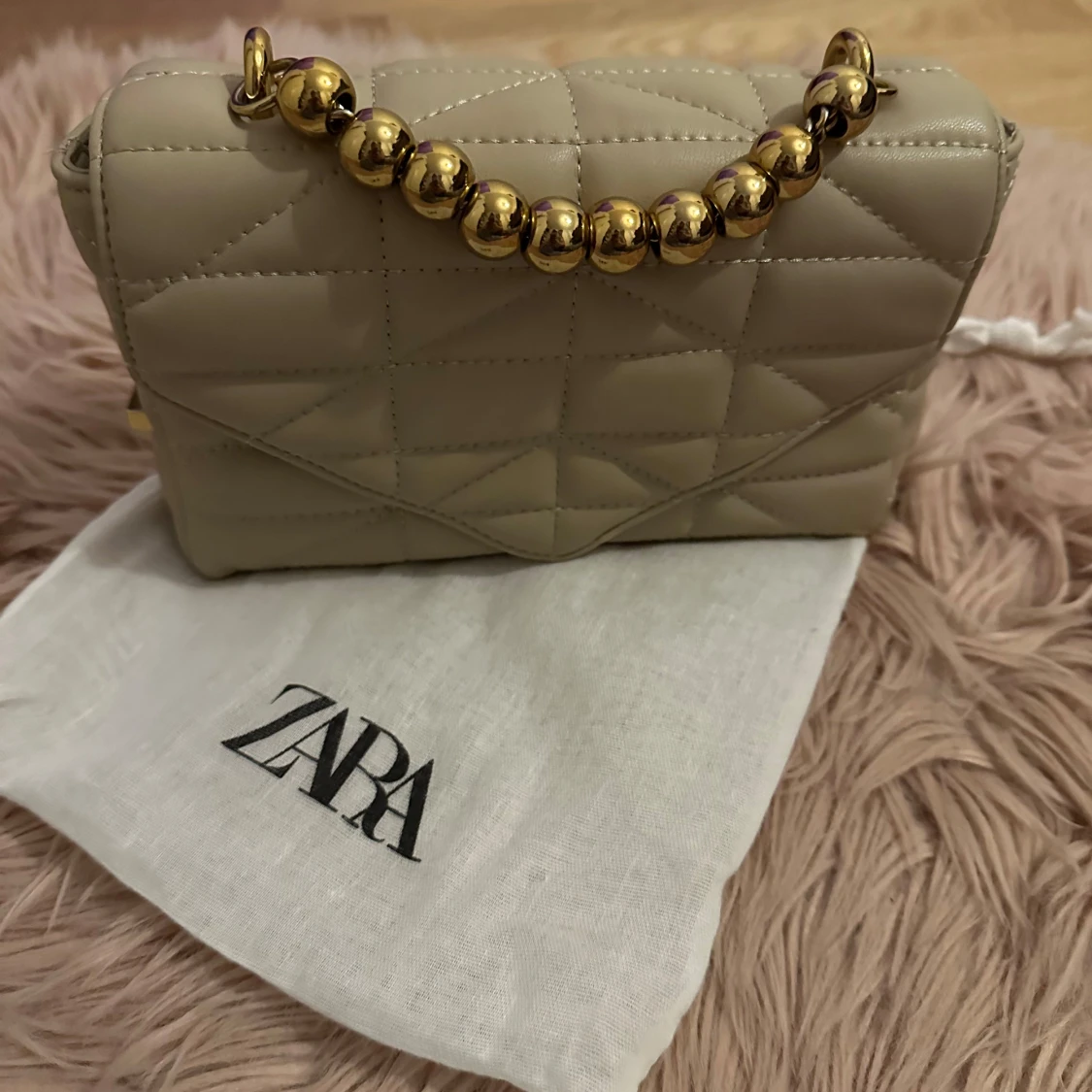Beige quiltad axelväska från Zara - 90