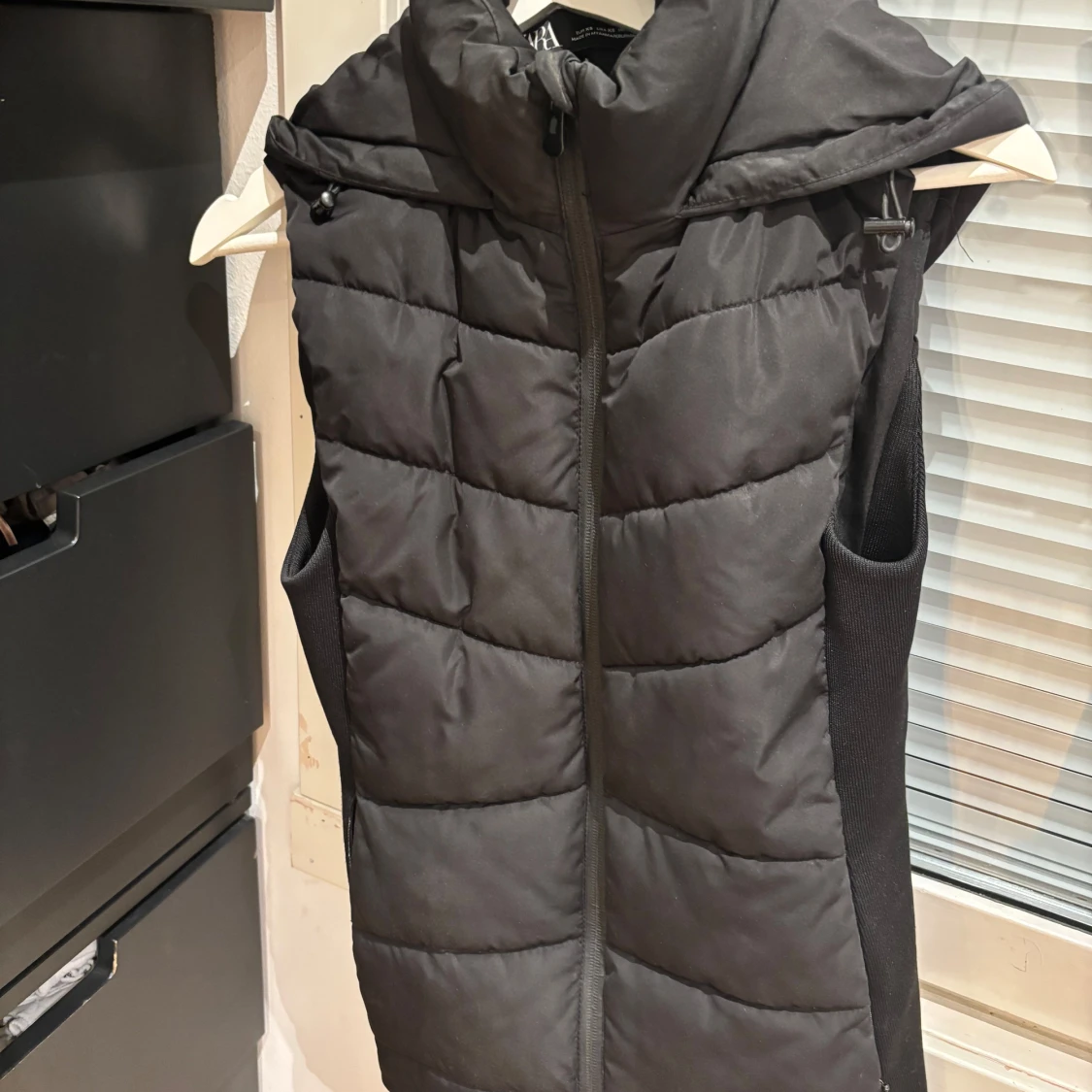 Svart dunväst med huva