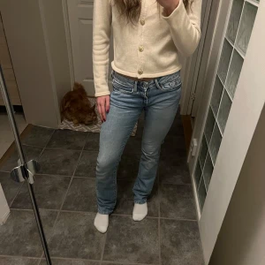 Lågmidjade Pepe jeans - Säljer mina älskade lågmidjade pepe jeans då de tyvärr är förstora för mig. De är i fint skick utan några skråmor. Jag vet inte den exakta storleken då jag klippt bort lappen inuti men jag tippar på att de är i W28/W29 och längden 32. Pris kan diskuteras💕
