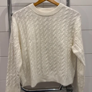 Nyköpt stickad tröja h&m - Säljer en nyköpt stickad tröja, oanvänd, i storlek S från h&m. 🙂 Nypris 249!