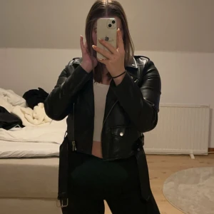 Pull & bear skinnjacka  - Svart skinnjacka från Pull & bear, strl 36. Använd få gånger, nyskick!