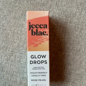 Jecca Blac Glow Drops - Jecca Blac Glow Drops är en vegansk och cruelty-free highlighter primer för ansiktet i nyansen Rose Pearl. Förpackningen innehåller 20 ml. Helt ny! 
