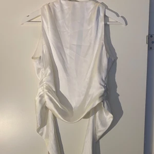 Vit topp med knyt - Vit topp med öppen rygg 🥰