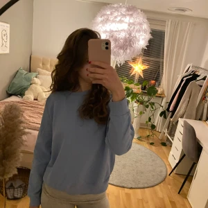 Ljusblå sweatshirt från 157 - Säljer en ljusblå sweatshirt från 157 i storlek L. Den är liten i storleken då den passar en person med str S. Säljer då den blivit för liten.