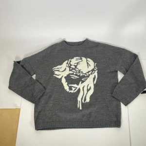 Grå stickad tröja från Sisyphe - Säljer en grå stickad tröja från  Sisyphe med ett stort vitt motiv på framsidan. Tröjan har långa ärmar och ribbade muddar vid ärmslut och nederkant. Perfekt för kyligare dagar! Tröjan köptes för 1100kr kvitto finns. Tröjan är nyskick och sitter boxy och lite oversized