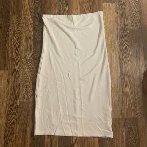 Kort bandeauklänning - Så fin kort bandeau klänning från NA-KD. Klänningen är endast testad och aldrig använd!🤍