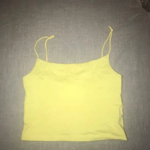 Gul linnetopp från FB Sister - Säljer en söt gul linnetopp från FB Sister i storlek XXS. Toppen har smala axelband och en enkel design, perfekt för sommardagar. Passar bra till både jeans och kjol. 🌼