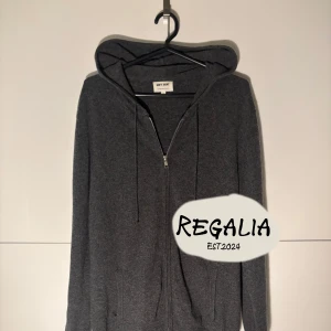 Soft Goat kashmir hoodie - En kashmir zip hoodie från soft goat i riktigt fint skick | finns inga defekter eller liknande | skriv dm vid frågor eller funderingar! Priset ej hugget i sten🪨