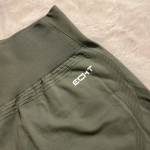 Gröna träningstights från Echt - Snygga gröna träningstights från Echt med ribbade detaljer och hög midja. Perfekta för gymmet eller löprundan. Tillverkade i en mix av nylon och spandex för bästa komfort och passform.