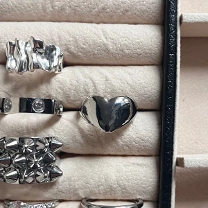Silverfärgad ring - Säljer en superfin hjärtring, har använt den ett fåtal gånger. Den är i bra skick och storleken går att justera, osäker på material ❤️Postar inom 24h!