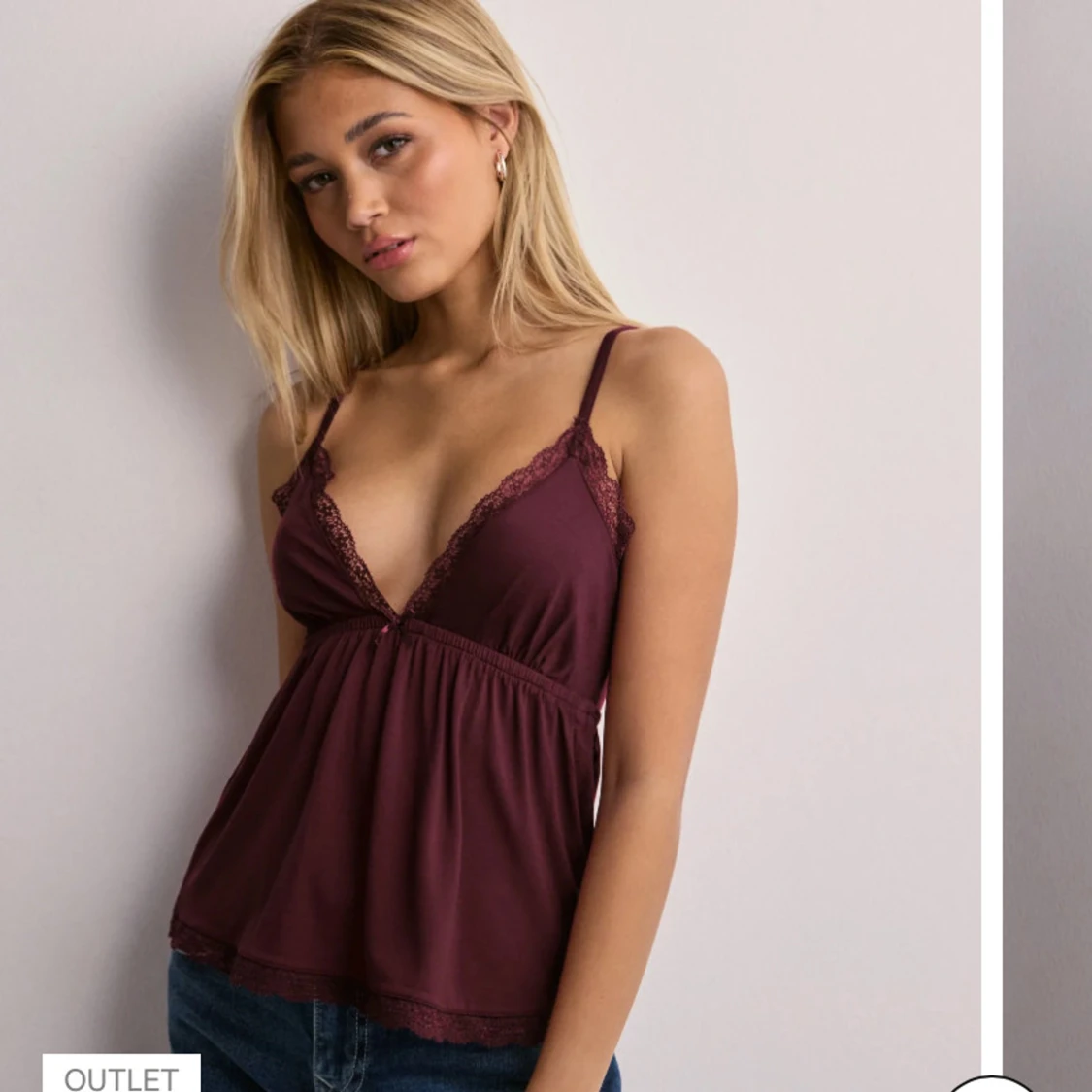 Vinröd linnetopp med spetsdetaljer