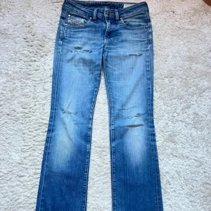 Vintage diesel jeans  - Snygga blå jeans från Diesel med slitna detaljer. straight passform. För små så har inga bilder på 😇 