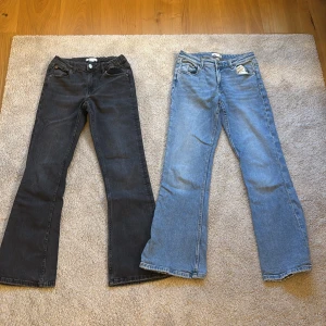 Bootcut jeans från Gina Tricot - Två par bootcut jeans från Gina Tricot i storlek 158. Ett par i svart och ett par i ljusblå denim. Båda har klassisk femficksdesign och knappgylf. Perfekta för en avslappnad stil med en touch av retro. De blå är lite mer slitna (finns bilder) 100 kr för båda!!