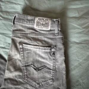 Grå jeans från Replay - Snygga grå jeans från Replay🙌🏽 Storlek 158 cm/ 14 år. Modell THAD