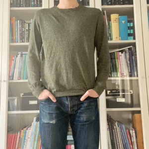 TRÖJA OSCAR JACOBSSON - Skön bomullströja från  Oscar Jacobsson | Storlek: M men passar även L - Skicket är bra - Mitt pris: 399- Nypris: Ca 1600 - Modellen är 182 och väger 75 kg.  Hör gärna av dig om du har några frågor. //AU_Archive