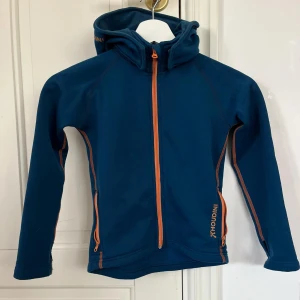 Kids Power Houdi från Houdini - Klassisk varm, mysig och hållbar fleecejacka från Houdini. Fungerar året om. Nypris 1200kr.