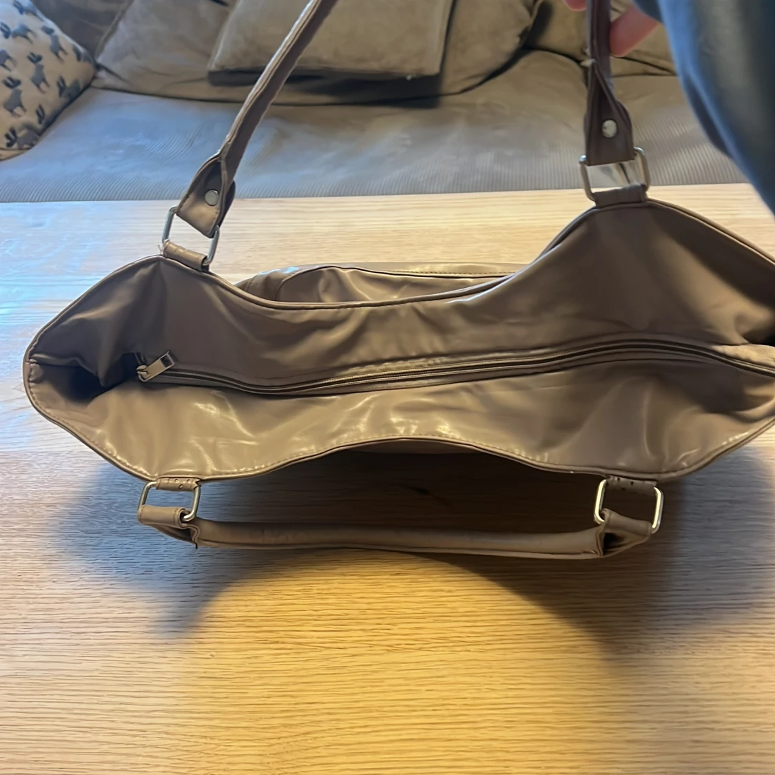 Beige axelväska i syntetmaterial - 93