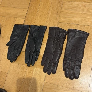 Svarta och bruna skinnhandskar - Två par eleganta skinnhandskar i svart och brunt. 100kr för båda, små i storlek 