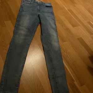 Blå jeans från Levi's, Mile high super skinny - Snygga blå jeans från Levi's med klassisk femficksdesign och en bekväm passform. Perfekta för en avslappnad stil. Nypris 1055kr. Pris kan diskuteras.