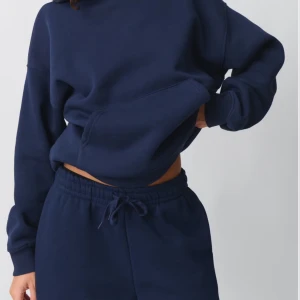 Mörkblå mjukis sett  - Säljer ett mörkblått sett med hoodie och mjukis byxor ifrån Gina. Hoddien har långa ärmar och en stor ficka framtill och är i storlek XS. Medan mjukisbyxornarna är i storlek XS. Hela setet säljs för 589.  