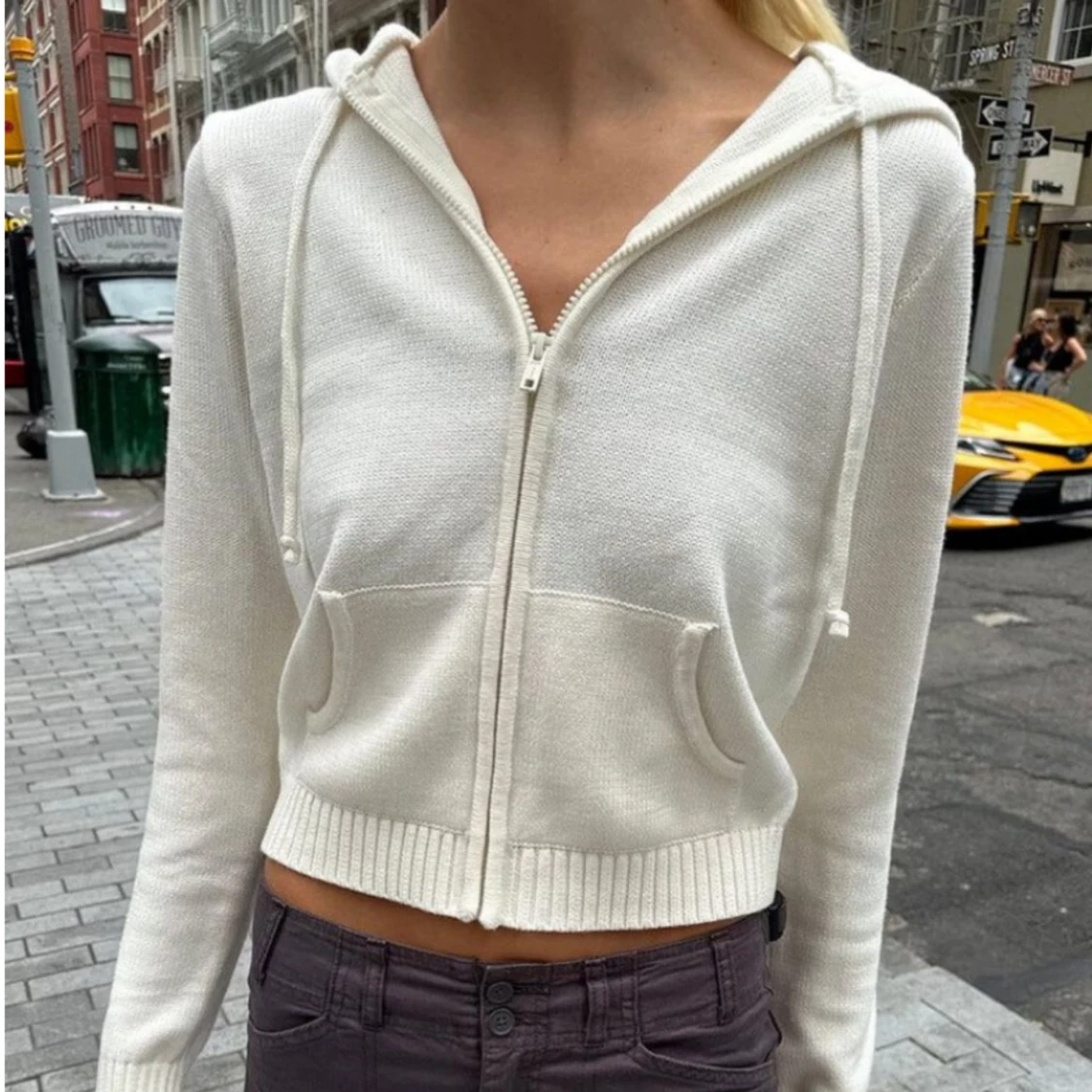 Vit stickad hoodie från Brandy Melville