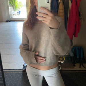 Beige stickad tröja - Säljer en mysig beige stickad tröja. Tröjan har långa ärmar och en avslappnad stil, perfekt för kyligare dagar. Den är enkel att matcha med olika outfits. 