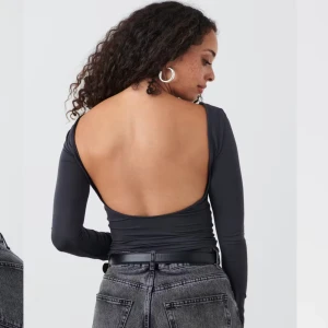 Gina långärmad top  - Superfin långärmad top utan rygg från Gina! Är i väldigt bra skick. Om man är intresserad finns det även ett par matchande byxor (se sista bilden). Man kan köpa dessa två som ett komplett sett på min profil för 290 kr eller mindre🫶💓