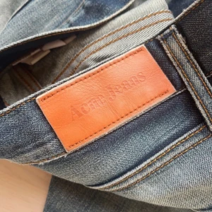 Acne Jeans! - Unika jeans från Acne! 31/34, Midja: 42cm Längd: 104cm. Hållet på baksidan är design!