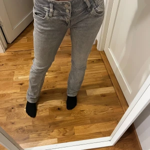 Grå jeans - Säljer nu mina ltb jeans. Storlek 27/32. Pris kan diskuteras💗
