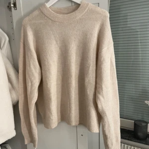Beige stickad tröja  - Mysig beige stickad tröja från H&M i storlek XS. Endast använd 1-2 ggr så nästintill nyskick, ej nopprig. Något oversized så passar även mig som brukar ha S för referens
