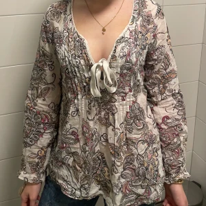 Odd Molly blus  - Det är en så himla fin pdf Molly blus som sitter väldigt bra på kroppen! Den passar väldigt bra till en vardags look och fest look! Det är super fina detaljer på den och i bak är det en odd Molly logga!💞💞