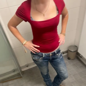 Röd tight topp - Snygg röd topp med korta ärmar och fyrkantig urringning. Perfekt för en stilren look. Passar bra till jeans eller kjol❤️Det är ett väldigt skönt och fint material så man kan andas i den! Den är använd men är fortfarande u väldigt bra skick❤️❤️Så himla fin!!