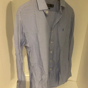 Ralph Lauren skjorta  - Hej! Säljer nu min skjorta från märket polo Ralph Lauren, storlek 42 motsvarar L fint skick, tveka inte på att höra av dig om du har frågor eller funderingar kring skjortan!
