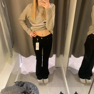 Jeans  - Säljer ett par helt oanvända (med lappar kvar) jeans från Gina. De är svarta low waist och  boot cut i storlek 32🥰originalpris 500:- säljes för 350. Priset kan självklart diskuteras☺️