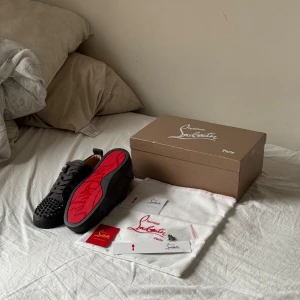 Loubs med nitar  - Helt nya loubs med spikar 1/1 kopior. Ser sjukt riktiga ut och kvitto finns också