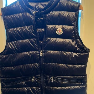 Moncler gui väst - Storlek 2 motsvarande M. Har knappt användt den då jag tycker att den ej passar mig. Som ny i skick skulle jag säga. NFC tag som funkar. Finns tyvärr inte kvar kvitto därutav priset. Vid snabb affär kan priset diskuteras!!!