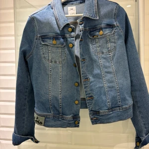 Lois jeansjacka stl L - Denim jeansjacka från Lois Snygg i tvätten  Strechig  Stl L