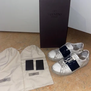 Valentino OPEN Navy - Säljer mina Valentino OPEN i färgen Navy, storlek 43, då jag är sugen på något annat, allt og ingår förutom snören, skriv vid minsta fundering