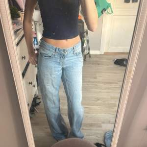 säljer ett par lågmidjade baggy jeans från lager, har en liten gräs fläck på sig men som säkert går bort, storlek xxs, bara haft några enskilda gången