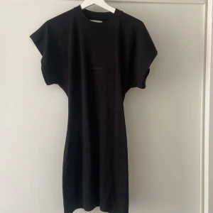 Super snygg klänning  - super snygg avora klänning, oanvänd pågrund av för liten 