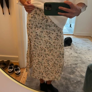 Blommig långkjol - Så snygg blommig långkjol som används ett fåtal gånger.  (Vid snabb affär kan jag tänka mig att gå ner i pris)