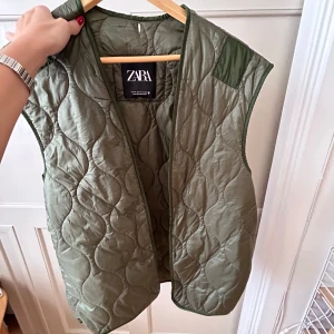 Zara väst - Snygg tunn dunväst från zara💕💕