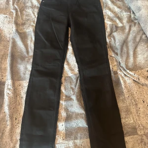 Jeans  - Svarta jeans från H&M i Strl 38 passar strl 36! Säljs för 199kr(FRÅGA OM BÄTTRE FÖRSTA BILD DEN BLEV INTE BRA HÄR) 