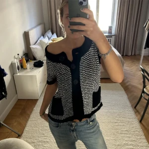 Stickad kofta kortärmad🖤 - Säljer denna as snygga, coola och unika kortärmade koftan!🌟passar nu perfekt till hösten!!🍁🍁