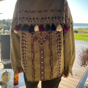 Skit snygg grön jeansjacka med coola detaljer!! Unik jacka - Snyggaste jackan jag vet!! Det är en jeansjacka som är grön, jackan har massor med detaljer som är i olika färger som tillexempel vinrött som är perfekt till hösten!! Jackan har inga dekaler🩷