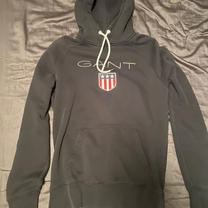 Gant hoodie - Storlek M. Väldigt fint skick, inga defekter. Hör av er vid frågor!