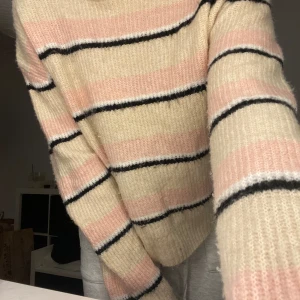 Stickadtröja - Säljer min super mysiga tröja från h&m eftersom att den inte kommer till användning nå mer. Hör gärna av er vid funderingar 🩷