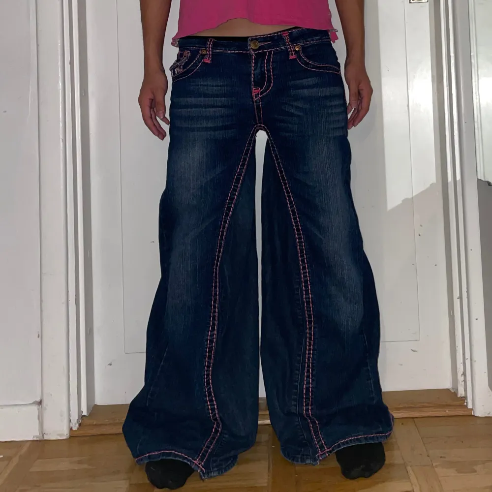 Super feta true religion jeans med rosa sömmar, det är utsydda till baggy o är lågmidjade. Inga skador 🔥. Jeans & Byxor.